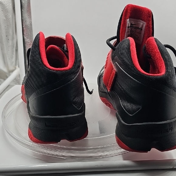 G Nike Lebron Zoom Soldier VIII 8 Black and Red Sz. 7 Y (Big Boy) 653645-006 - Picture 4 of 12